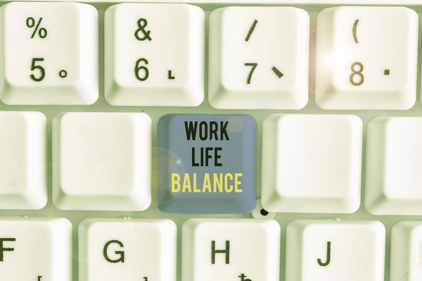 Handschrift tekst schrijven Work Life Balance. Conceptuele foto Verdeling van tijd tussen werk of gezin en vrije tijd - Foto, afbeelding