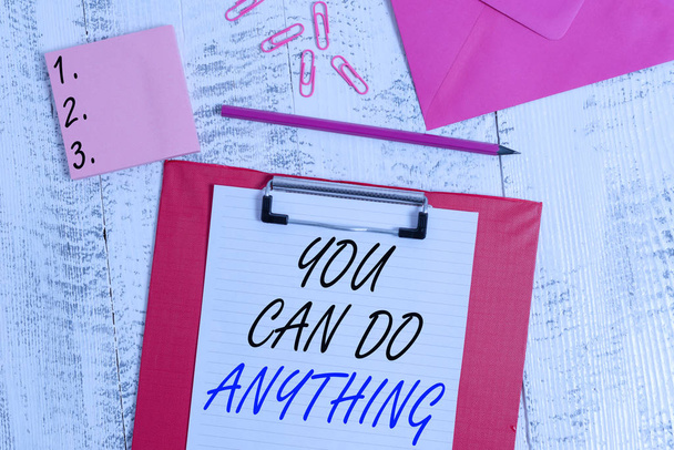 Her şeyi yapabileceğini gösteren bir not yazıyorum. Bir şey yapmak için motivasyon iş konsepti Kendine inan Pano kağıt kalem zarfı raptiye tahta arka plan - Fotoğraf, Görsel