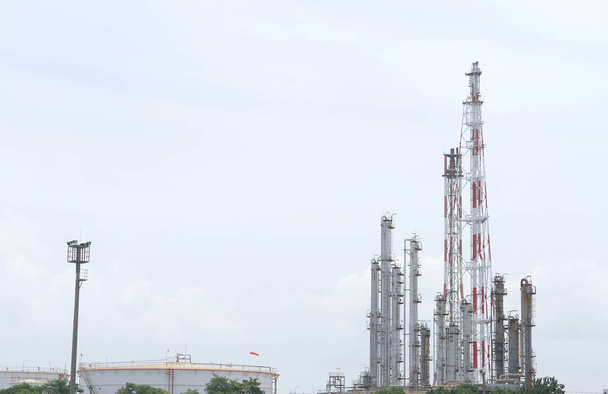 olie- en gasindustrie raffinaderij plant met distillatie kolom en tank - Foto, afbeelding