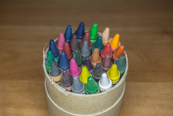 Χρωματιστά μολύβια διαφόρων χρωμάτων σε δοχεία - Φωτογραφία, εικόνα