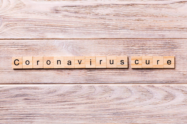coronavirus cura palabra escrita en bloque de madera. coronavirus curar texto en mesa de madera para su diseño, concepto vista superior
 - Foto, imagen