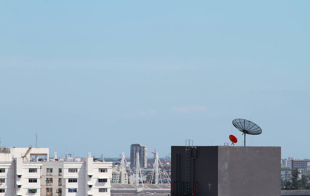 Antenne parabolique sur le bâtiment commercial
 - Photo, image