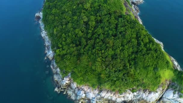 Αεροφωτογραφία του Koh Pu (Carb νησί) κοντά σε Παραλία Κάτα, Πουκέτ, Ταϊλάνδη - Πλάνα, βίντεο