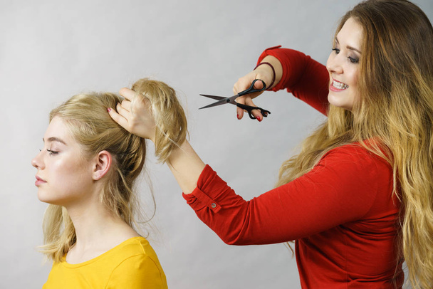 Woman with scissors ready to hair cutting - Foto, Bild