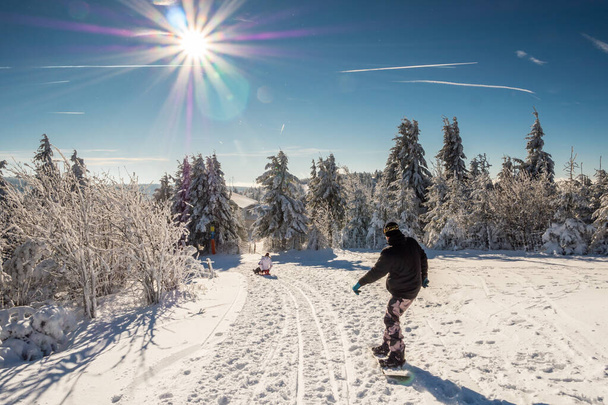 Dağın içinde snowboard - Fotoğraf, Görsel