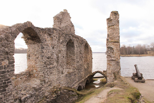 Mauer einer Burgruine in Oknese. mittelalterliche Festung am Ufer der Daugava. Sonnenstrahlen, die auf die gotischen Überreste fallen.  - Foto, Bild