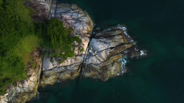 タイ、プーケットのカタ ビーチ近く島 Pu (炭水化物島) の航空写真 - 映像、動画