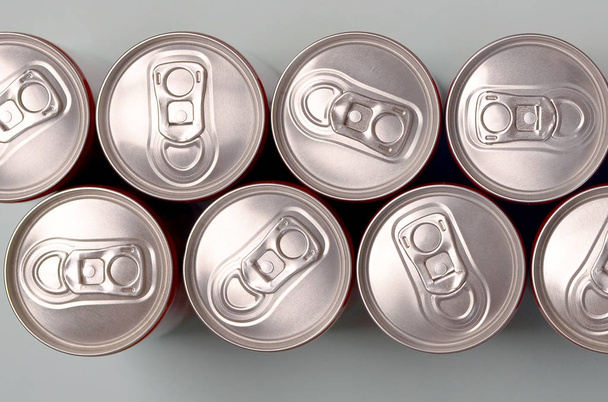 Много новых алюминиевых банок из соды безалкогольных напитков или контейнеров энергетических напитков. Концепция производства напитков и массовое производство
 - Фото, изображение