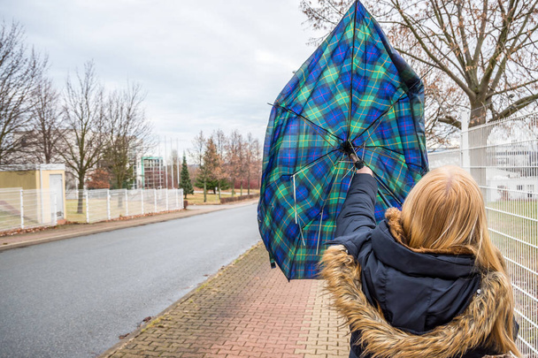 Vrouw met paraplu achtergrond - Foto, afbeelding
