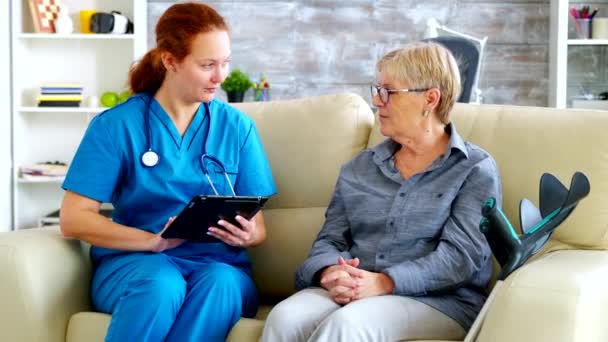 Médecin femme tenant un ordinateur tablette dans une maison de retraite
 - Séquence, vidéo