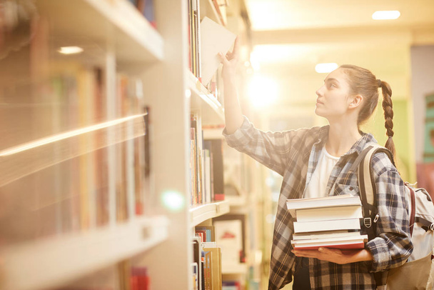 Teenage girl in the library - Photo, Image