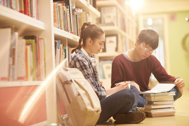 Читающие студенты в библиотеке
 - Фото, изображение