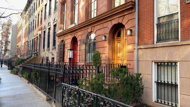 Una fila de hermosas piedras rojizas antiguas en el barrio oeste de Chelsea en Manhattan
 - Foto, Imagen