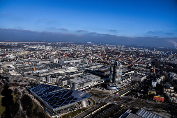 Μόναχο, Γερμανία - 20 Ιανουαρίου 2020: Πανόραμα φωτογραφίας του Μονάχου από τον Ολυμπιακό πύργο του Μονάχου.  - Φωτογραφία, εικόνα