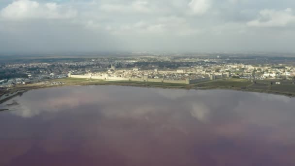 létání směrem k aigues mortes cloudy afternoon pink salt pond salin in camargue france - Záběry, video