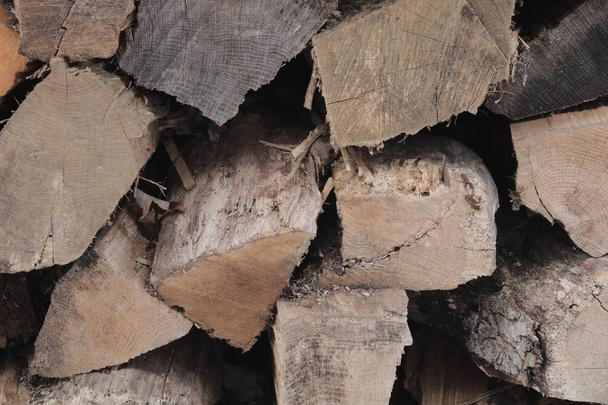 Split and ranked seasoned firewood ready for burning - 写真・画像