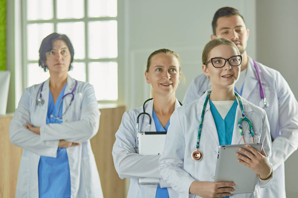 Egészségügyi dolgozók portré kórházban csoportja - Fotó, kép