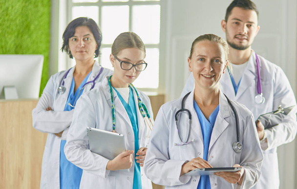 Портрет группы медицинских работников в больнице
 - Фото, изображение