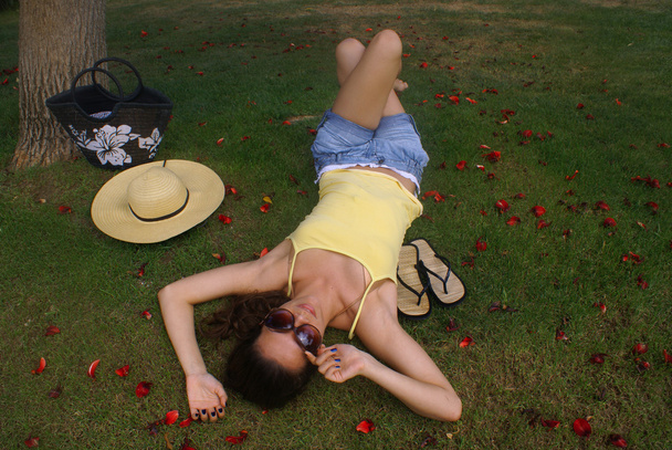 Kobieta relaksująca się w parku - Zdjęcie, obraz