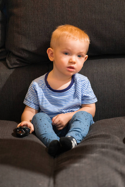 Little boy watching tv - Foto, Imagen