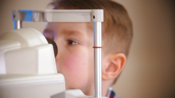 Мальчик, проходящий лечение в глазной клинике - мальчик, смотрящий через объектив в устройстве
 - Кадры, видео