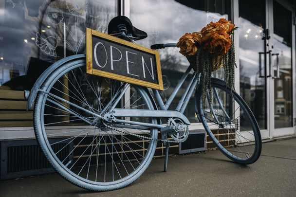 看板を開いて。仕事に戻る。仕事に戻る。再オープンビジネス。自転車だ。店のオープンのための創造的な記号。看板の創造的なアイデア - 写真・画像