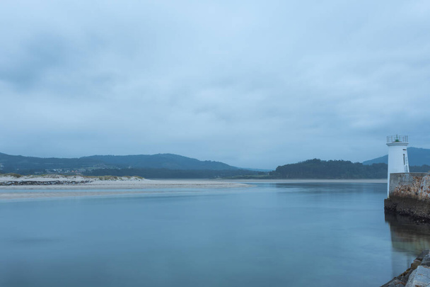 Hosszú expozíciós fotó egy világítótoronyról a spanyol tengerparton - Fotó, kép
