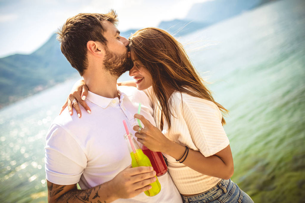  Casal se divertindo juntos na praia e beber coquetéis
 - Foto, Imagem