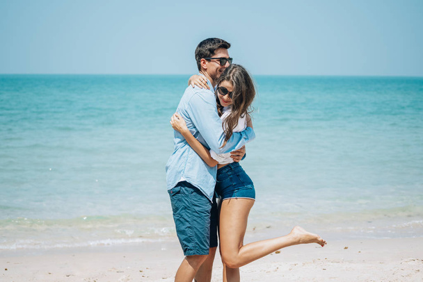 ロマンチックなカップルはビーチで楽しんでいます。幸せな若いですロマンチックな - 写真・画像