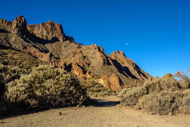 paisagem da lua. paisagem desértica no Parque Nacional Teide, Ilha de Tenerife, Ilhas Canárias, Espanha
 - Foto, Imagem