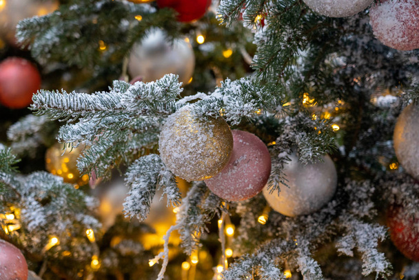 Decorações de Natal com bolas e neve
 - Foto, Imagem