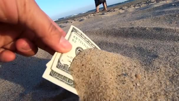 Дівчинка виймає з піску гроші банкноти триста
 - Кадри, відео