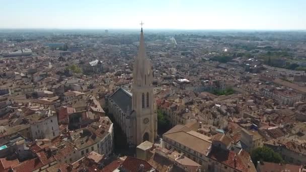 Zoom su Montpellier Chiesa di Sainte Anne giornata di sole vista aerea - Filmati, video