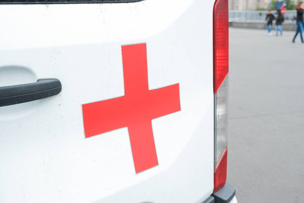 RUSSIE, MOSCOU, 21 mai 2019. la croix rouge sur le capot blanc de l'ambulance.aide aux premiers secours.Médecine et concept de soins de santé. injection de vaccin.Soins médicaux d'urgence
 - Photo, image