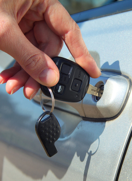osoba vložení klíče od auta - Fotografie, Obrázek