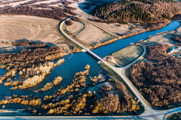 Rus bölgesinin ilkbaharda gri ve kahverengi renkteki hava görüntüsü - Fotoğraf, Görsel