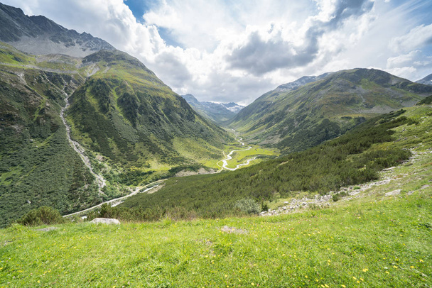 Beautiful valley and alpine landscape - Foto, Imagem