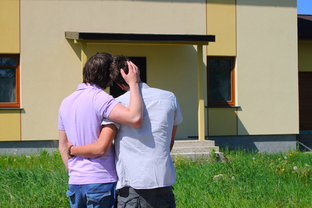 ζευγάρι του ιδίου φύλου, δίπλα στο νέο τους σπίτι - Φωτογραφία, εικόνα
