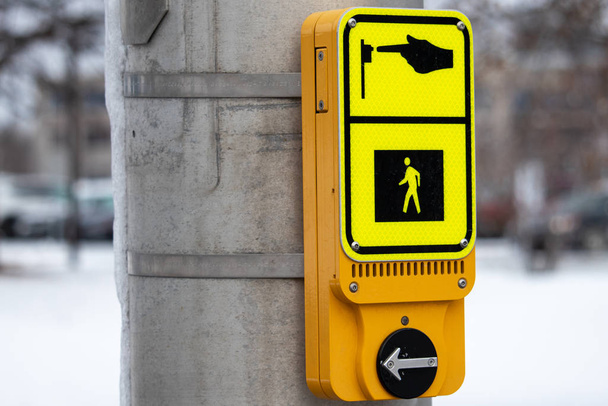 Botón de llamada peatonal amarillo moderno
 - Foto, imagen