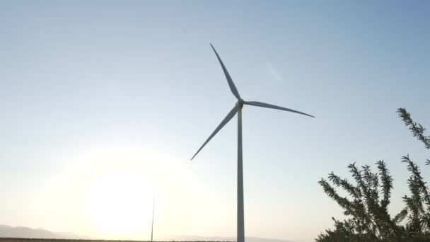 een windturbine die energie opwekt - Video