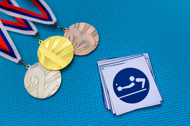 Ensemble icône et médaille de tennis de table, médaille d'or, d'argent et de bronze, fond bleu. Papier peint original pour le jeu olympique d'été à Tokyo 2020
 - Photo, image