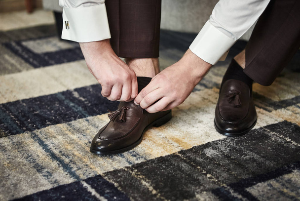 Επιχειρηματίας ρούχα παπούτσια, ο άνθρωπος ετοιμάζεται για δουλειά, γαμπρός πρωί πριν από την τελετή του γάμου. Ανδρική μόδα - Φωτογραφία, εικόνα
