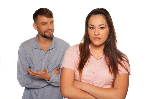 Jeune couple ayant une dispute avec l'homme parlant
 - Photo, image