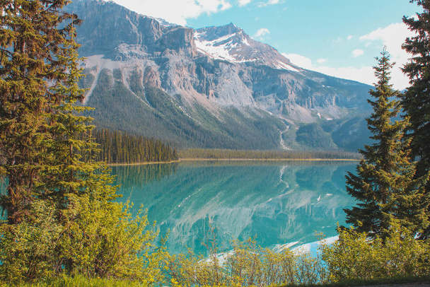 Изумрудное озеро Банф-Канада
 - Фото, изображение