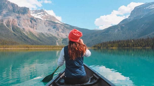 Kayak intorno al lago di smeraldo a Banff Canada
 - Foto, immagini