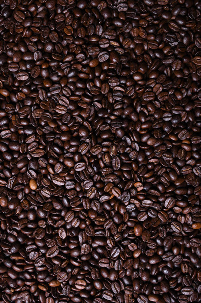 Świeże brązowe ziarna kawy tekstury pieczone gotowe do picia z bliska. - Zdjęcie, obraz