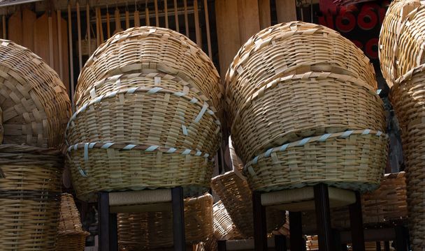 Paniers vides en osier en vue sur une place de marché
 - Photo, image