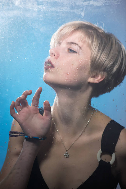 Dívka stojí u mokrého skla - Fotografie, Obrázek