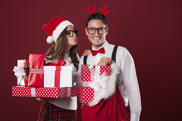 Couple aimant avec beaucoup de cadeaux de Noël
 - Photo, image