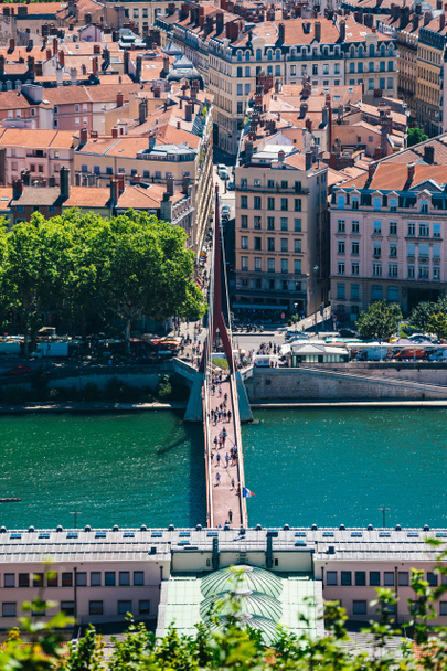 Panorama de Lyon vue surélevée par temps ensoleillé. Vue aérienne panoramique de Lyon avec la skyline. Vue de la ville de Lyon avec le Pont Maréchal Juin et le Rhône depuis la colline de Fourvière
 - Photo, image